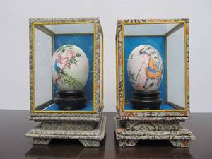 lot 41 image: Pair of Vintage Oriental Hand Painted Eggs wDisplay Cases