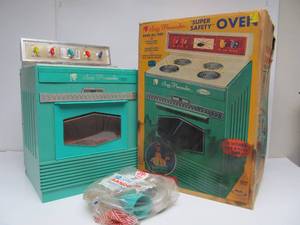 lot 58 image: Working Vintage Suzy Homemaker Super Safety Oven wOriginal Box & Accessories