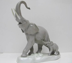lot 65 image: Large LLADRO Porcelain Figurine - Elephant Mother & Baby