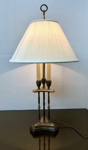 lot 106 image: Quality Classic Vintage Brass Table Lamp #1