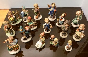lot 114 image: Very Nice Collection of Genuine Vintage HUMMEL Figurines