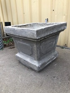lot 150 image: Heavy Solid Cement Yard Garden Pedestal Stand