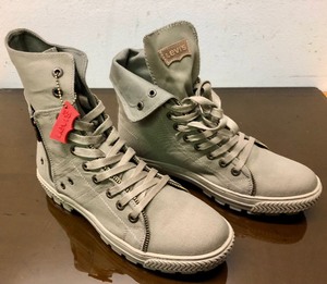 lot 240 image: Brand New Levis Canvas Boots - Mens Size 9.5