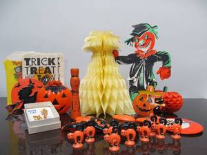 lot 205 image: Nice Lot of Vintage Halloween Decorations etc