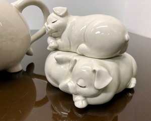 lot 244 image: Vintage Fitz & Floyd Pig Dishware