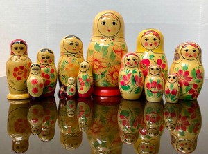 lot 245 image: Large Lot of Vintage Hand Painted Russian Matryoshka Nesting Dolls
