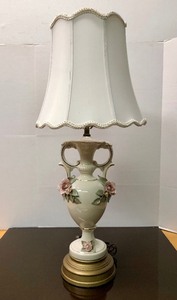 lot 256 image: Beautiful Hand Painted Porcelain Table Lamp wSilk Shade