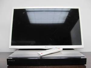 lot 233 image: Working LG 24 TV wRemote & DVDBlu-Ray Player