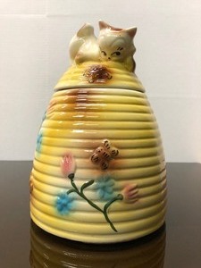 lot 282 image: Vintage Beehive Shaped Cookie Jar wKitten