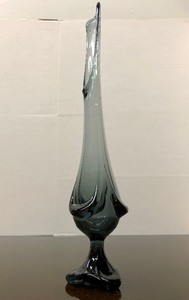 lot 284 image: Very Cool Mid Century Large VIKING Glass Sculptural Epic Drape Vase