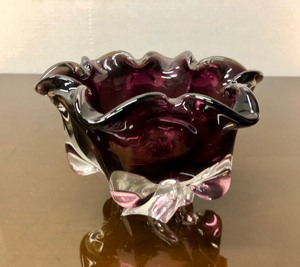 lot 285 image: Lovely Vintage Heavy Art Glass Lotus Bowl