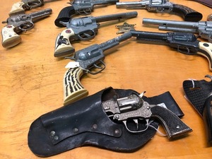 lot 331 image: Awesome LARGE Estate Lot of Vintage Cap Guns #1
