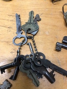 lot 315 image: Estate Lot of Vintage & Antique Skeleton & other Keys