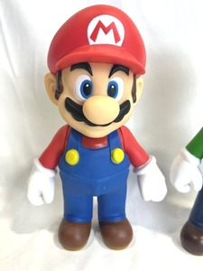 8.5 Mario and 9 Luigi Figure Bundle 2006 World of Nintendo Super Mario Bros. Action Figures