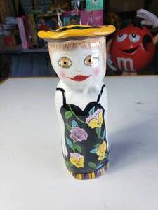 lot 7 image: Sophie Bella Casa Vase