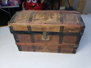 lot 10 image: Vintage Table Top Chest