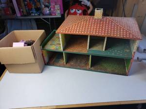 lot 11 image: Vintage Metal Dollhouse and Accessories