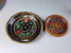 lot 17 image: 2 Decorative Wooden Bowls