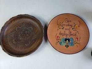 lot 18 image: 2 Decorative Wooden Plates
