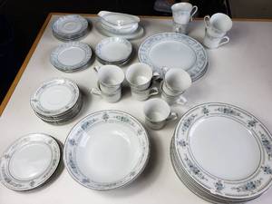 lot 21 image: Sheffield Blue Whisper China Pieces and Elington China Pieces