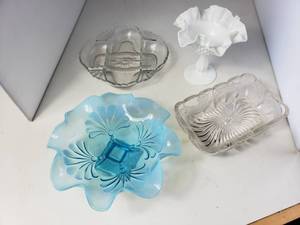 lot 38 image: 4 Pieces of Decorative Glassware