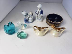 lot 50 image: Small Glass Ware and Ceramic Pieces