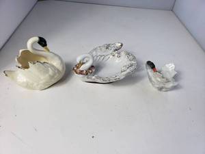lot 60 image: Small Swan Planter and Other Swan Items