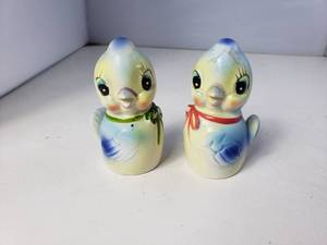 lot 67 image: Bird Salt and Pepper Shakers