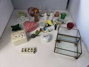 lot 72 image: Misc. Small Decor Pieces