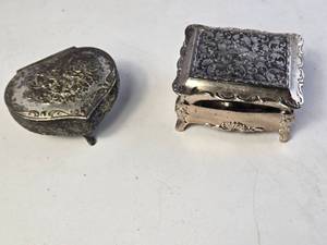 lot 86 image: Small Keepsake Containers