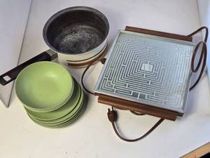 lot 93 image: Vintage Hot Plate, Pan and Plastic Bowls