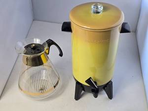 lot 94 image: Pyrex Glass Coffee Decanter & Mirro-Matic Coffee Maker