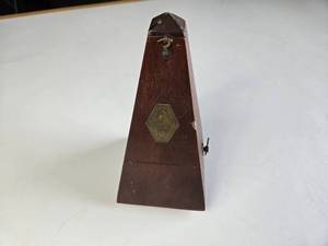 lot 121 image: Vintage French Metrinome