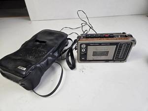lot 169 image: Realistic Minisette IV AM-FM Radio Cassette Recorder