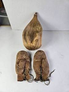lot 287 image: Vintage Rawlings Boxing Speed Bag and Boxing Gloves
