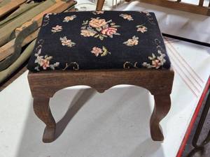 lot 344 image: Small Older Foot Stool