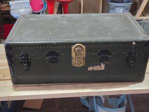 lot 351 image: Vintage Travel Chest - Locked