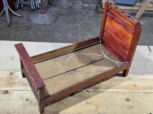 lot 360 image: Doll Bed