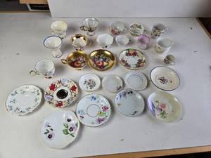 lot 391 image: Lot of Tea Cups and Saucers