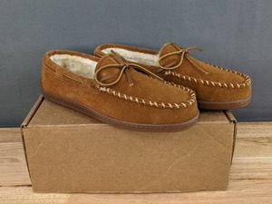 lot 79E image: New Minnetonka Moccasin Mens Pile Lined Hardsole Size 10W N