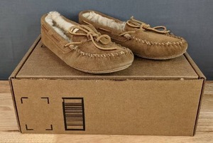 lot 53E image: Minnetonka Moccasins Womens Size 7 N