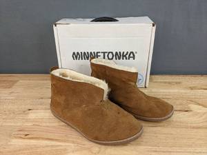 lot 83E image: Minnetonka Moccasin Mens Sheepskin Ankle Boot Size 10 N