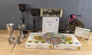 lot 201 image: Villeroy & Boch Decorative Plates, Candle Holders, SPI Hook Collection, Pendulum Wall Clock, Humming Bird Fan, Stepping Stone, Rolling Pin Recipe Card holder Set, Etc. H
