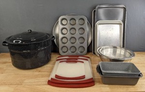 lot 189 image: Muffin Tin Pan, Baking Trays, Cutting Boards, Stockpot, Loaf Pans, Etc. H