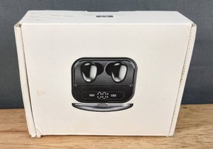 lot 81 image: New True Wireless X7 Stereo Earbuds in Black H