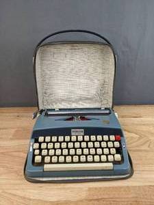 lot 171 image: Vintage Brother Webster XL-500 Blue Manual Portable Typewriter H