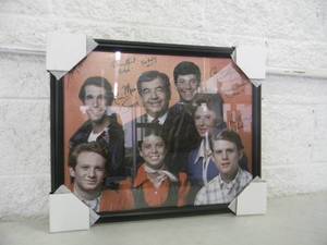 lot 26 image: HAPPY DAYS CAST SIGNED PHOTO  PROFESSIONALLY FRAMED - FANTASTIC PIECE - NEW - APPROX 23 By 18 - SEE PICTURES