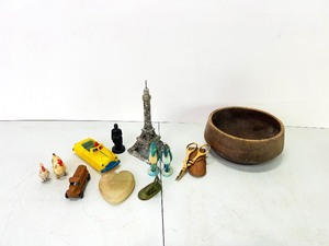 lot 211 image: Vintage Trinkets