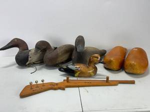 lot 223 image: VINTAGE HAND CARVED WOODEN DUCK DECOYS, HAND PAINTED WOOD DUCK, CLOGS, GUN SHAPED BELTTIE HOLDER