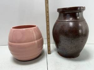 lot 182 image: VINTAGE BAUER USA BEEHIVE RINGWARE POTTERY POT AND RED POTTERY POT